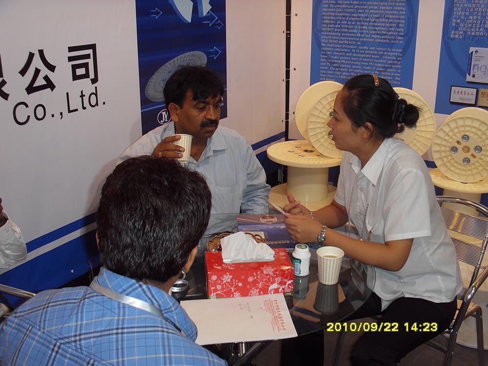 我公司銷售人員莊靜與國外客戶洽談